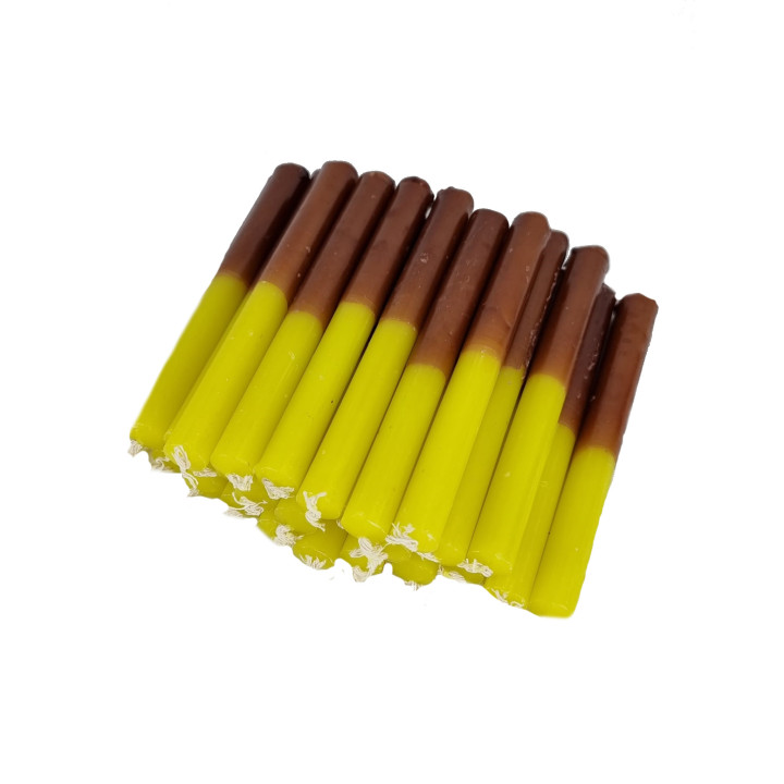 Velas amarelas e castanhas